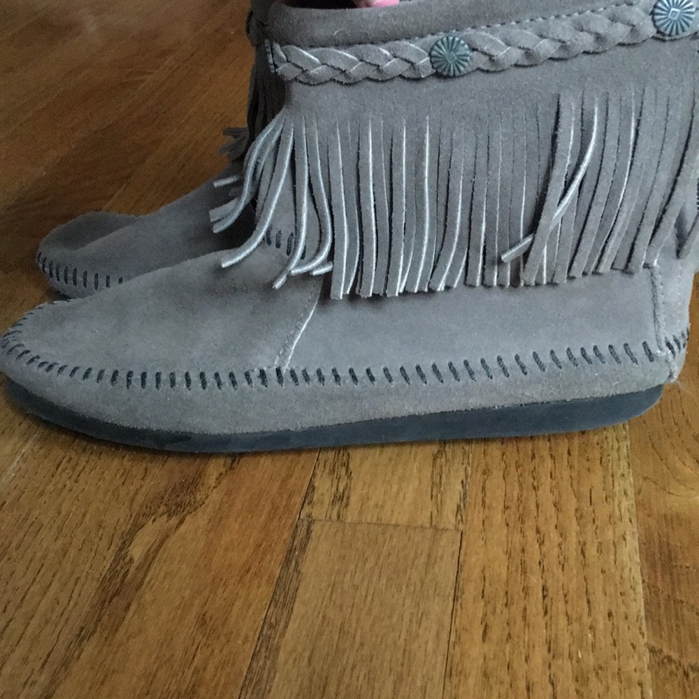minnetonka grey ankle fringe booties